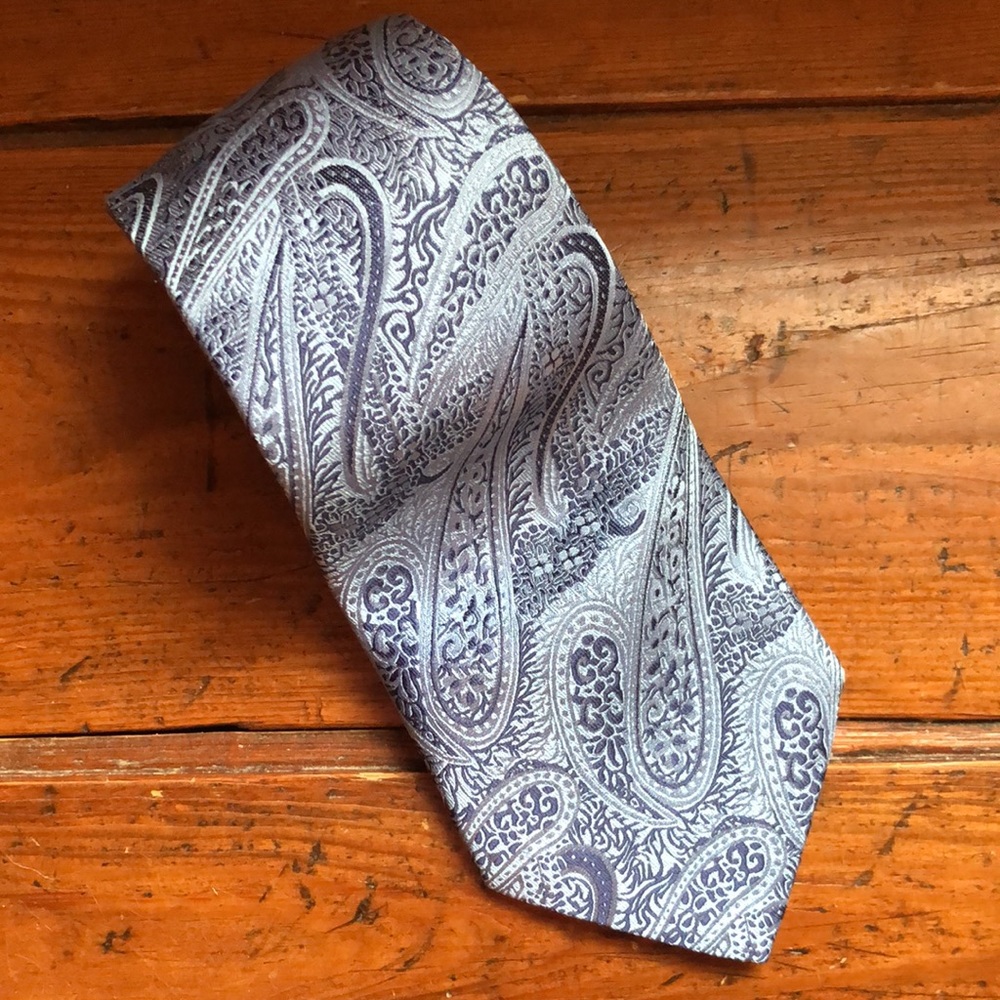 GEOFFREY BEENE 100% silk Blue Textured Paisley Pattern Classic Career $129 NEW